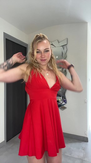 Coucou mes p’tits lou 💋 #reddressgirl #blonde #angelemily