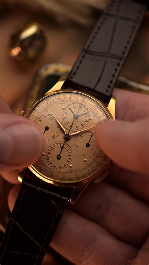 Yes — this one’s real. Two crowns, one iconic legend. Here’s a rare Universal Genève Aero-Compax ref. 124540 in 18K yellow gold — born in the 1940s, made for pilots and precision timing long before digital was even a thing. ✈️ The extra crown and inner dial weren’t just aesthetics — they were functional tools, letting aviators track a second event or reminder right on their wrist. Universal Genève was already pushing chronograph innovation decades earlier, defining what a true pilot’s watch shou