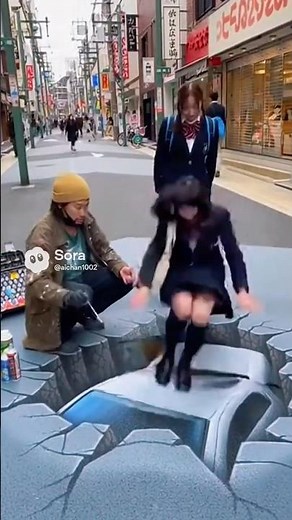 車が埋まったストリートアートと思ったら...