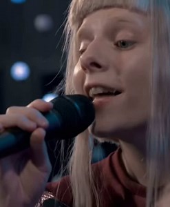 Aurora's Beautiful Valentine's Day Performance
