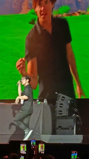 Matt Bennet cantando canciones de High School Musical