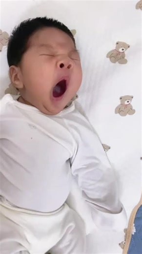 Con ngáp rồi đấy, mẹ làm gì thì làm nha