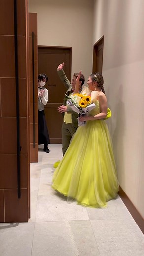 . 結婚式はたくさんの笑顔で溢れています♡ 今回は退場シーンをまとめてみました！ 新郎新婦さまの退場シーンでは、 みなさん最高の笑顔で幸せオーラが伝わってきますね💗 ------------------ . 『#ラソールガーデン名古屋』で検索！ @lazor_garden_nagoya のフォロー お待ちしております＊ . #スタイルズ花嫁 #ラソール花嫁 #ブライダルハウスtutu #ラソ組 #marryxoxo #DRESSY花嫁 #披露宴レポ #名古屋駅 #名駅 #名古屋 #結婚式当日レポ #挙式レポ #名古屋花嫁 #退場シーン #カラードレス #花嫁コーデ #花嫁ヘア #ブーケ #結婚式会場