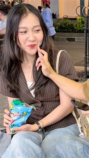 Stealing a pretty girl’s food made her annoyed.😁 #prank #comedy #explore #shorts #funny