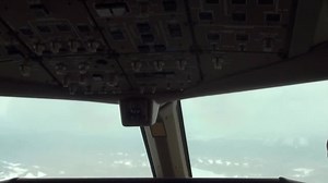 "THE LANDING" 先週の離陸動画に引き続き、今回はコックピットからの新千歳空港 着陸動画です☆（2分41秒） 機種はB777です。 ※操縦席後方の補助座席より、撮影スタッフが許可を得て撮影しております。 | ANA.Japan