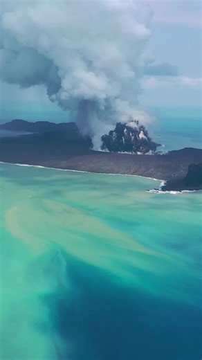 Une éruption impressionnante dans le Pacifique 😨 Les Îles Tonga ont été touchées de plein fouet.