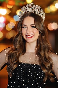 2023 Princess of America Ambassador Alexis Elle Thompson 👑Alexis is the first person in POA history to win both Jr. and Sr. Ambassador. Alexis’s fervent passion to serve the scoliosis community is one that is respected and remembered. Alexis is truly destined for great things and great successes and we are so honored to be a part of her journey. With a story that’s still being written, this is your 2023 Princess of America Ambassador Alexis Elle Thompson 🩵👑 | Princess of America Pageant