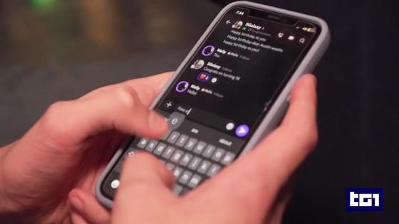 I teenager australiani protestano e discutono per il blocco ai social network