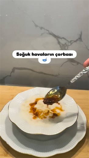 Sevgül Doğan on Instagram: "Tavuklu arpa şehriyeli çorba 🥣 ✨Malzemeler; 5 yemek kaşığı yoğurt 1 çay bardağı arpa şehriye 1 yemek kaşığı un Tavuk göğsü limon Üstü için; Tereyağ Toz biber Afiyet olsun 👩‍🍳 #keşfetteyiz #tavukluçorba #liketime"