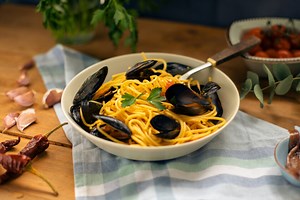 Espaguetis con mejillones: una clásica receta de pasta italiana que conocimos gracias a Jamie Oliver