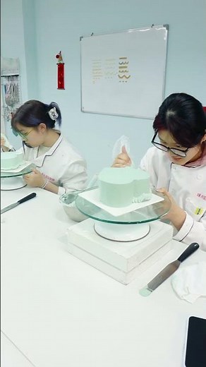 Day five of cake decorating lessons for complete beginners. Keep going! Learn baking, pastry