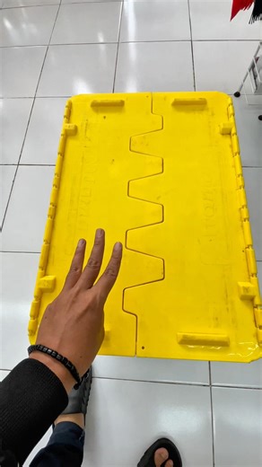 Ada mainan hamburger di box kuning #trendingshorts