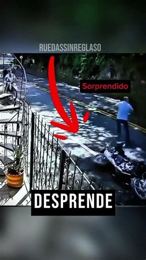 😱Se salvó por un segundo y la roca aplastó su moto 🪨🏍️