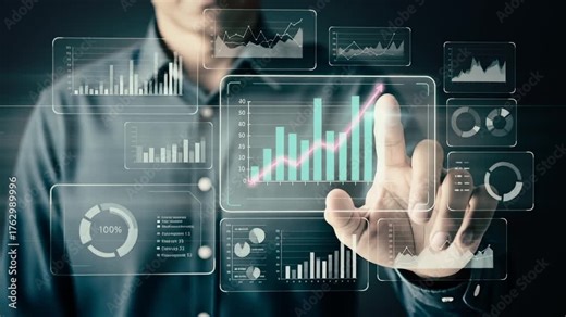 クラウド・タッチスクリーンを操作するビジネスパーソン