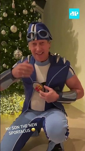 Ator de Lazy Town encanta ao aparecer caracterizado ao lado do filho #shorts