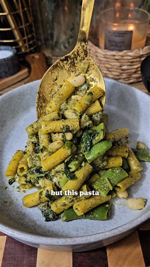 I love Daily Harvest and all the yummy variety of meals they offer. Especially their Pastas, that have been a great addition to my weekly dinners. Daily Harvest offers clean, plant-based meals, frozen and shipped right to your door. These delicious meals make it easy to form daily habits around truits and veggies. Daily Harvest creates food to make you feel great, and food for a variety of tastes, with incredible flavors. Daily Harvest is in your freezer right when you need it most, and easy to 