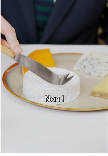 Comment couper le fromage 🧀 Mal couper un fromage en famille, ça peut vite dégénérer 😱 Aujourd’hui, on regarde comment s’y prendre avec différents types de fromages pour éviter l’incident diplomatique à table 😅 #fromage #decoupe #bonnesmanieres #atable #leconvive