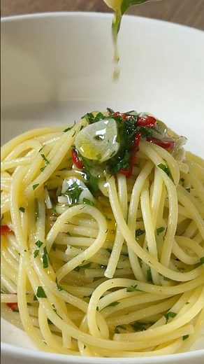 Aglio e Olio Peperoncino.Spaghetti • Olivenöl • Knoblauch • Peperoni • Salz #food #cooking #recipe