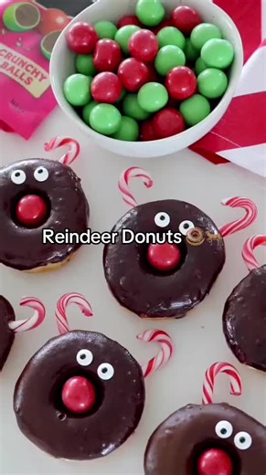 🦌🎄Spread some holiday cheer with these adorable Reindeer Christmas Donuts! 🍩✨ What you’ll need: 🍩 Chocolate Donuts 🍬 Mini Candy Canes 👀 Candy Eyes 🎄Darrell Lea Crunchy Christmas Chocolate Balls Method: 1️⃣ Insert mini candy canes into your donut to create those jolly reindeer ears 2️⃣ Add candy eyes (pro tip: melt the chocolate slightly with a hair dryer for the perfect stick!) 3️⃣ Top it off with a red Darrell Lea Crunchy Christmas Ball for the cutest nose! 💕 #DLMakesItBetter #PalmOilFr