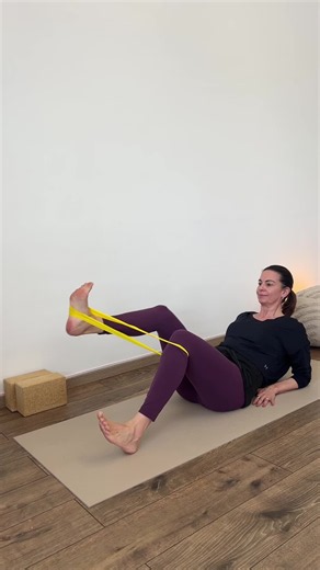 Miniband Beine-Po Workout: 5 Übungen für stärkere Hüfte (zu Hause)