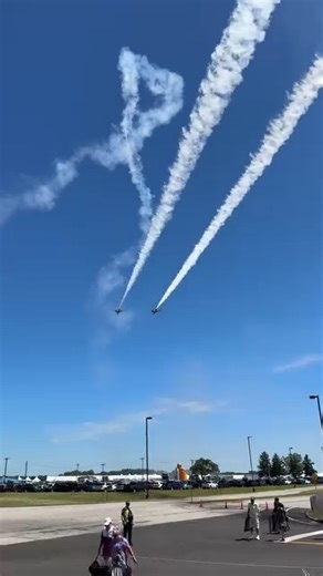 CROSS OVER BREAK Thunderbirds at Columbus Air Show 2024 #thunderbirds #F16 #columbus #columbusohio #ohio #columbusairshow #airshow #usaf #airforce #thunderbirds #afthunderbirds #16viper #military #airplane #aircraft #aviationu #flying #aviation #avgeek #aviationlovers #AmaZing #usa #airshow #airshowfan #airplanelovers #airshow2024 | Air Show Fan