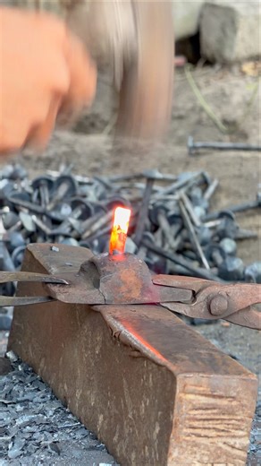 Making nails by hammering them with an ancient technique#blacksmith
