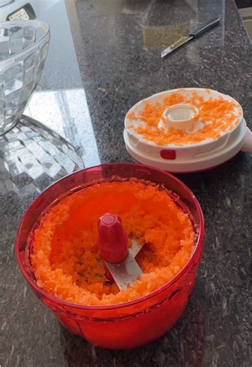 Esse é o Turbo Chef da Tupperware. Ele é excelente para o dia a dia na cozinha , pica o alho , cebola , azeitona mussarela e muito mais … . . . #receitas #turbocheftupperware #triturador #cozinhando #casa