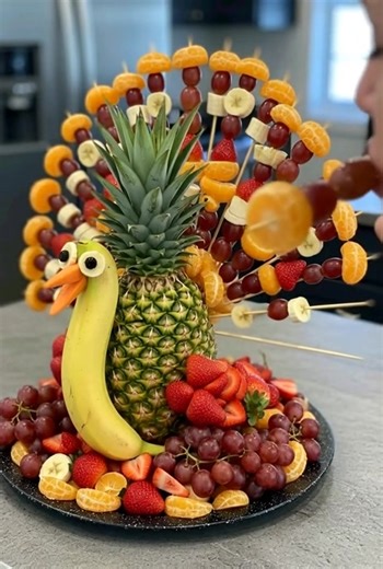 Thanksgiving Fruit Turkey: A fun and impressive centerpiece for your table. Fresh, juicy, and stunningly festive! #Thanksgiving #thanksgivingappetizer #fruitplatter #turkey #dip #holidaygifts #turkey | Easy Recipe to day