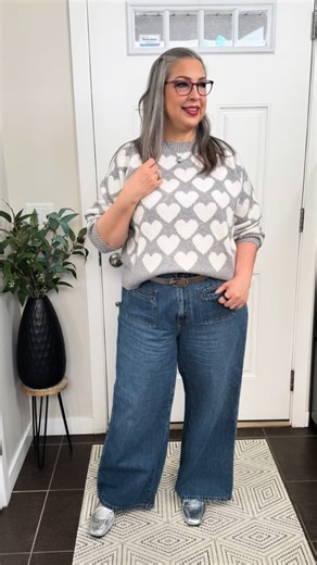 Lily | Fashion & UGC on Instagram: "Si hay un suéter que define San Valentín… es este 💕 Corazones sobre corazones 🤍 Suéter gris con print romántico, jeans anchos súper cómodos y accesorios que hacen match perfecto: collar y aretes de corazón para cerrar el look con intención ✨ Porque el amor está en los detalles… y este outfit está lleno de ellos 💖 Romántico, cómodo y chic — justo como me gusta. ¿Eres de las que celebra San Valentín con un toque sutil o full corazones? 💘 ⸻ If there’s a sweat