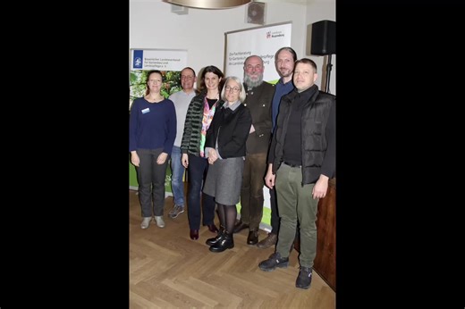 Landkreis Regensburg on Instagram: "Erfolgreicher Auftakt ins Gartenjahr mit dem Januarseminar „Um die Hecke denken“ Mit einem fachlich vielseitigen und gut besuchten Januarseminar ist der Obst- und Gartenbauverein (@ogv_kreisverband_regensburg ) (OGV) Kreisverband Regensburg für Gartenkultur und Landespflege gemeinsam mit dem Landschaftspflegeverband (LPV) Regensburg erfolgreich ins Gartenjahr 2026 gestartet. Unter dem Titel „Um die Hecke denken“ trafen sich Vorsitzende der Obst- und Gartenbauv