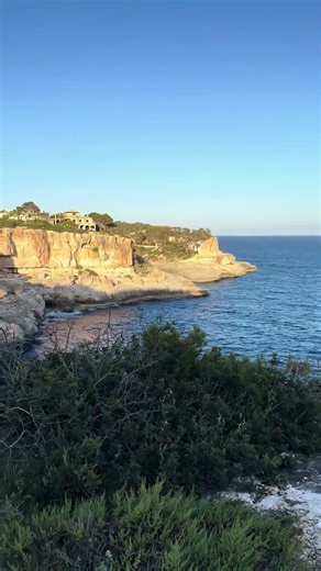 What an epic backyard in Mallorca 🏡🏝️✨