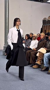 Queen of layering #ChitoseAbe showed her latest co-ed collection for @sacaiofficial’s Fall/Winter 2026 this morning in Paris. Amongst the looks: tailoring spliced, proportions rethinking themselves and utility softened, structure inverted, rethinking the hybrid as hero. Parkas merge with chiffon whispers, and faux fur trims come to ornament leather bi-color biker blousons. Infinitely modern. Timelessly poetic. 🎥: @cassiacarter #sacai #menswear #parisfashionweek #fashionweek | FashionNetwork Wor