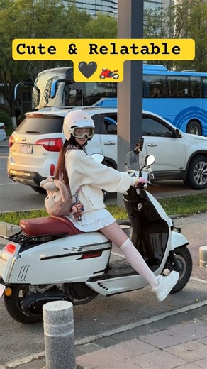 Judging by this posture, she’s definitely trained 😏#GirlRider #Motorcycle #tinyrider #tinygirl #bike