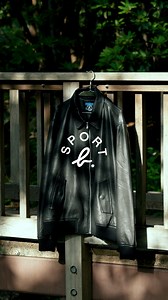 A leather sports jacket with quiet timelessness — a classic made to stay with you, season after season. 自帶低調經典氣息的 leather sports jacket，簡約有質感，越久越耐看。 Learn more 了解更多: https://www.agnesb.com.hk/sportb/product/dc85qcut_000 #SPORTb #FW25 #PuffyXmas | Sport b.