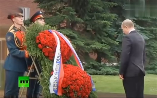 当半个世界都在欺负一个男人，会怎么样，更何况还是个七旬老人。 前苏联最后的高级特工，在默默地完成着他的使命。他会教会他们如何去尊重他。