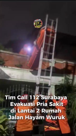 Command Center 112 Surabaya on Instagram: "Tim Call 112 Surabaya Evakuasi Pria Sakit di Lantai 2 Rumah Jalan Hayam Wuruk (07/02) 17.05 WIB Command Center 112 Surabaya terima laporan adanya pria sakit di Jalan Hayam Wuruk. Usai dilakukan pengecekan medis awal Tim TGc Dinkes selanjutnya pria tersebut dievakuasi petugas BPBD Kota Surabaya."