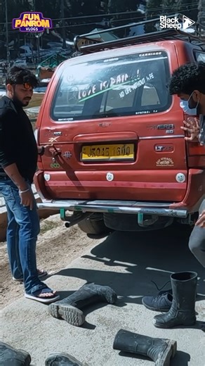 Black Sheep Tamil on Instagram: "எல்லா இடத்துலயும் இப்படிதான் பண்றாங்க!😂 Funpanrom Vlogs - Streaming On BlackSheep Value OTT 10+ Series , 38 + Hours Engaging Contents To Enjoy 5000 + hours of regional Tamil Content across FICTION / NON FICTION / EVENTS and more.... DOWNLOAD BlackSheep Value OTT - Available in Playstore/ App store/ firestick/ Apple TV/ Android TV #funpandromvlogs #vjsiddhu #harsathkhan #blacksheep #blacksheepvalueott"