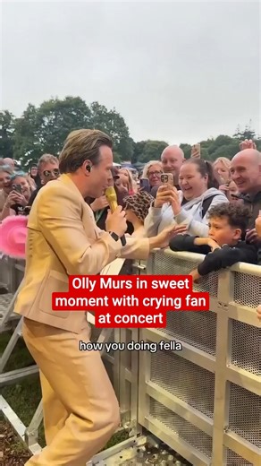 Olly Murs in sweet moment with crying fan at concert | The Independent