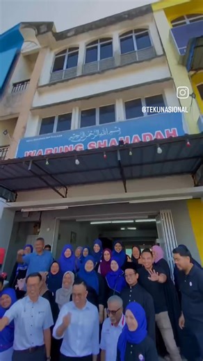 YB Encik Steven Sim Chee Keong, Menteri Pembangunan Usahawan dan Koperasi turun padang menyantuni usahawan-usahawan TEKUN Nasional di Majlis Perjumpaan Setempat Ahli Teman (PSAT) Kampung Kijang, Bukit Mertajam. Beliau juga turut merakamkan ucapan terima kasih kepada TEKUN Nasional Pulau Pinang khususnya atas usaha berterusan dan komitmen tidak berbelah bahagi dalam membantu serta menyokong pembangunan usahawan PMKS. Sumber : Tekun Nasional #MyTEKUN #KUSKOP #TemanNiagaAnda #HebatkanPerniagaanMala