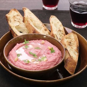 華やかな見た目！ ビーツのフムスのレシピ動画・作り方 | デリッシュキッチン