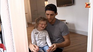Er ist alleinerziehender Vater einer behinderten Tochter, international gefragtes Model und Student: Wie Jan Müller seinen Alltag meistert, ist beeindruckend und berührend. ▶️ Die ganze Reportage: https://youtu.be/Nr85iqavbcA | stern TV