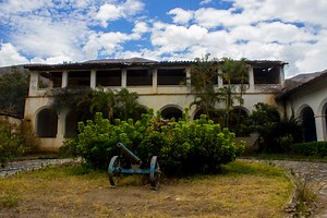 CASA HACIENDA DE QUICACAN EN PROCESO DE RECUPERACION Ubicado en la provincia de ambo, será pronto un nuevo destino turístico de la región, de la mano de la Pontificia Universidad Católica del Perú, el destacado doctor Luis Repetto y Viviana Munguía, junto al Director de Turismo Edgar Abanto Zegarra y el director de Comercio Exterior y Turismo James Jump Brancacho, iniciaran la restauración, recuperación y puesta en valor de este nuevo destino turístico. “Nosotros nos hemos comprometido en la ela