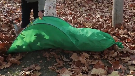 🍂 Cleaning up just got easier! The Pop-Up Leaf Collection Bag pops open for fast yard cleanup & folds flat for storage ✨ ✅ Spring-loaded design ✅ Durable, reusable & waterproof ✅ Perfect for leaves, grass & garden debris 👉 Make yard work effortless! | Makebreeze