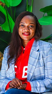 Kaimu Mtendaji Mkuu, Zubeda Sakuru amefanya mahojiano ya kwanza na Simba App akizungumzia historia yake kutoka kuzaliwa kwenye familia ya mchezaji wetu wa zamani, Hassan Sakuru hadi kuwa CEO wa klabu hii kubwa barani Afrika. Sehemu ya kwanza ya mahojiano haya inapatikana kwenye Simba App. #WenyeNchi #NguvuMoja | Simba SC Tanzania