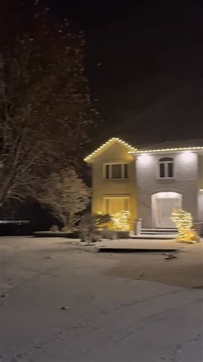Christmas lighting installation service. C9 lights installed on the gutter line and peaks. 🏠 Éclairage Extérieur Montréal 📞438-929-7120 🌐https://www.eclairageexterieurmontreal.com #eclairageexterieurmontreal #christmas #ledchristmaslights | Éclairage Extérieur Montréal