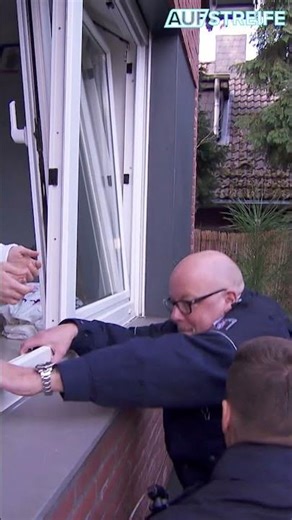 Daytime burglary: Woman in the shower! #onpatrol #sat1 #police