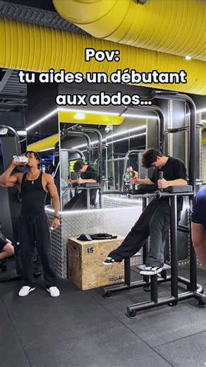 Tyron | GYM - LIFTING | on Instagram: "J’aide ce jeune homme à travailler ses abdos🙏 La chaise romaine est un excellent outil pour développer l’ensemble de la sangle abdominale mais si mal utilisée elle peut être à l’origine de nombreuses douleurs et blessures dorsales‼️ . . . #fitnesspark #exercice #abdos #seche #gymtok"