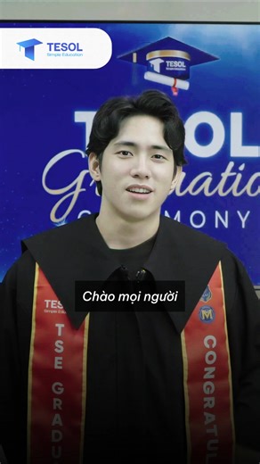 “Cái bài demo đầu tiên thì đúng là mình có hơi sợ và vấp thật. Mới vào thì thấy các bạn đều có kiến thức nền sẵn, mình cũng rất là lo.”, bạn Nguyễn Thành Phương, học viên lớp TESOL 1069 chia sẻ. Là người hướng nội lại xuất phát với công việc là Designer, Phương từng nghĩ việc tạo tương tác lớp học là thử thách lớn. Kinh nghiệm đứng lớp chưa nhiều, kiến thức giảng dạy chưa bài bản, điều đó khiến bạn thiếu tự tin khi bắt đầu. Nhưng chính sự kèm cặp và cởi mở của Ms. Trang đã thay đổi tất cả “Sau k