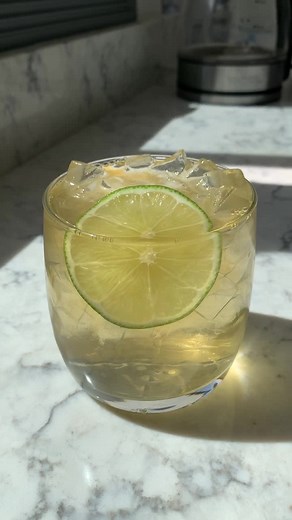 There are so many health benefits to green tea it’s crazy!! 🍵 From improved brain function to lowering risks of cancer. We STAN. Stay healthy! #tea