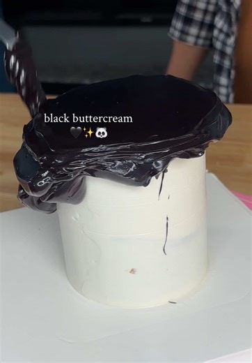 Black buttercream 🍰✨ #cake #cakes #blackcake #blackbuttercream #phoenix